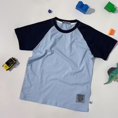 تي شيرت راجلان باللون الأزرق الداكن والأزرق السماوي